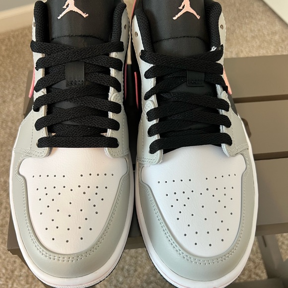 Air Jordan 1 Low - Picture 4 of 8